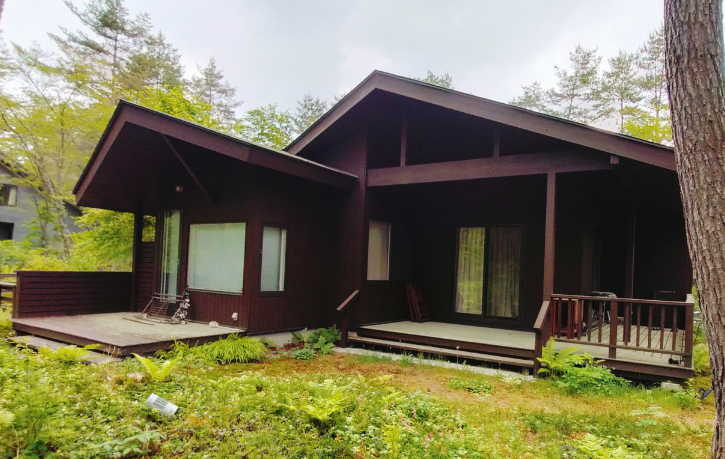 リビングにてご夫婦と飼い犬