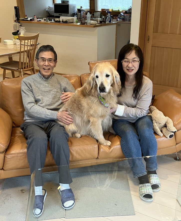 奥様の膝の上の飼い犬