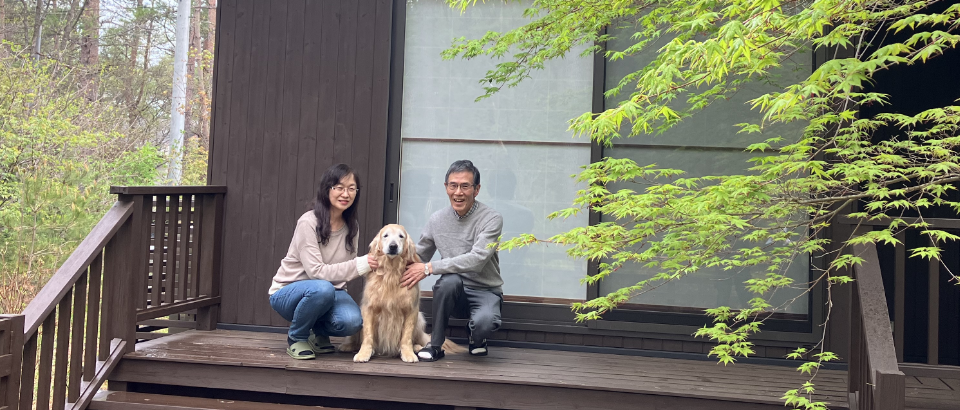 リビングでご夫婦と飼い犬