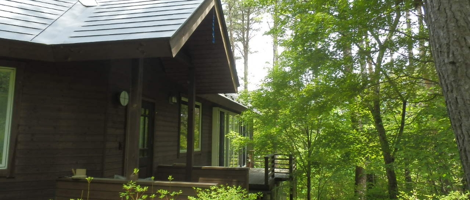 霧の中の別荘外観