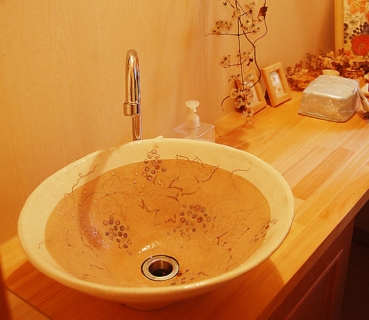 手作りの陶器製ボウルの洗面台